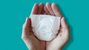 Die Preemie Protection Windel von Pampers ist winzig klein und passt in beide Handflächen.