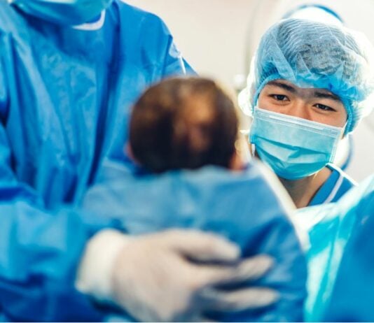 Ein Baby mit fast 6 Kilo überraschte alle, nachdem die Ärzte zuvor Zwillinge vermutet hatten.