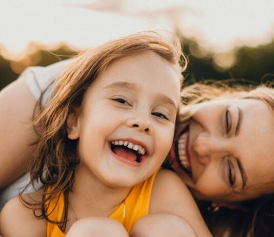 Eine Pflegemama teilt ein emotionales Bild, um Abschied von ihrem Pflegekind zu nehmen.