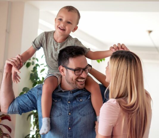 Eltern teilen humorvolle Vorher-Nachher-Bilder, um das echte Leben mit Kindern zu zeigen.