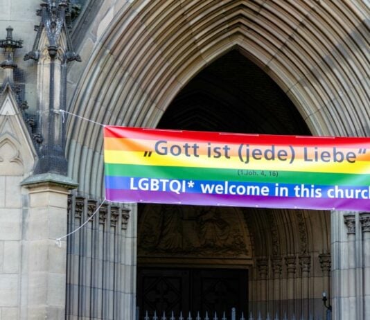 Deutsche Kirchen segnen homosexuelle Paare, trotz des Verbots durch den Vatikan.