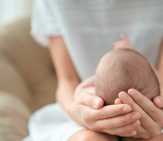 Was ein Schock! Das Neugeborene von Mama Reazjhana hat vom Kaiserschnitt einen Schnitt im Gesicht davongetragen – eine Wahrscheinlichkeit von 1,1 Prozent.