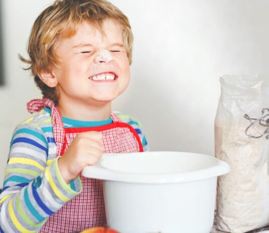 Ein 3-Jähriger überrascht, indem er sein Abendessen selbst kocht.