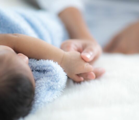 Ein Paar muss das adoptiertes Baby nach wenigen Tagen an die leiblichen Eltern zurückgeben und erlebt tiefen Schmerz.