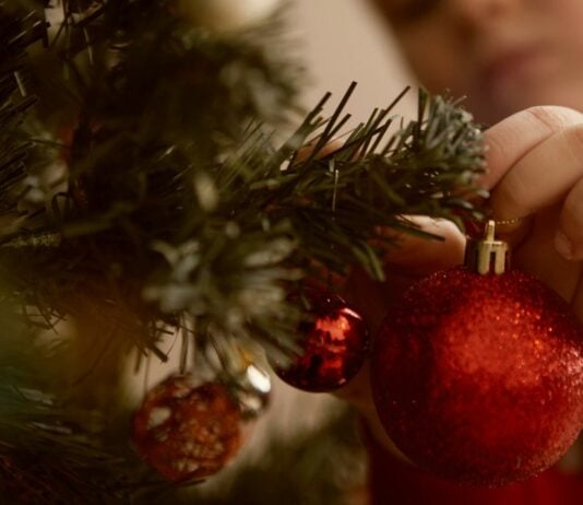 Eine Familie feiert Weihnachten früher, um ihrer todkranken Mutter einen letzten besonderen Moment zu schenken.