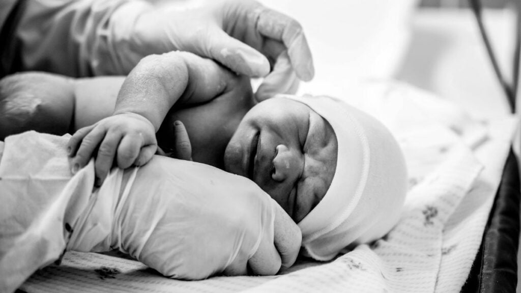 Mama bringt Baby früher zur Welt, damit der sterbende Papa es noch sieht