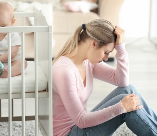 Immer noch leisten Mütter mehr Care-Arbeit – und sind deshalb häufiger vom Eltern-Burnout betroffen. Foto: Bigstock