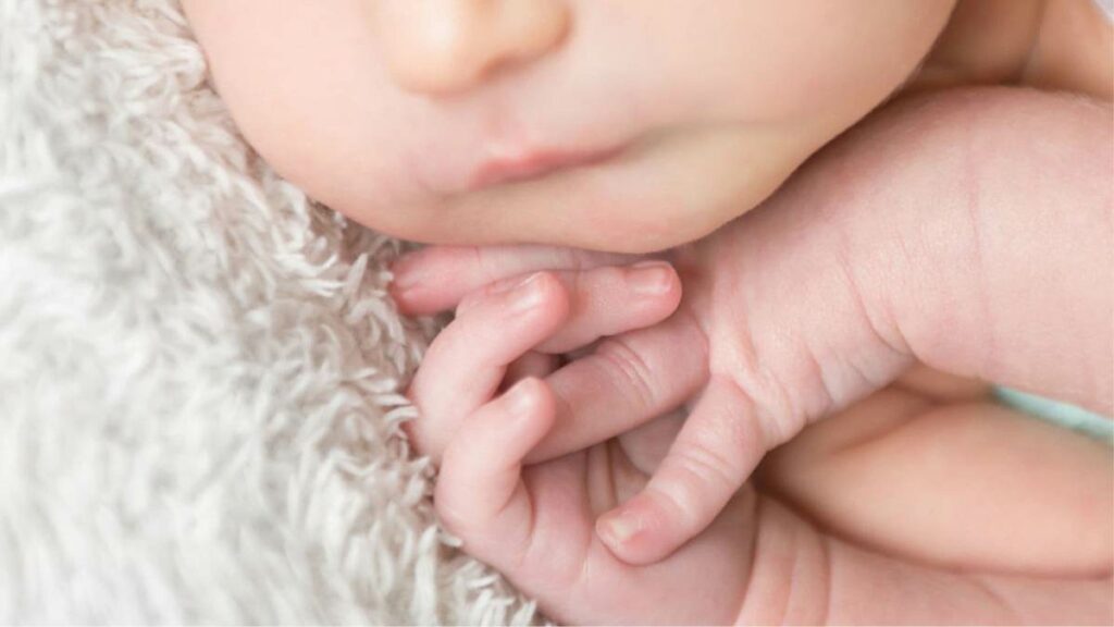 Warum dein Baby kalte Hände hat und was du tun kannst
