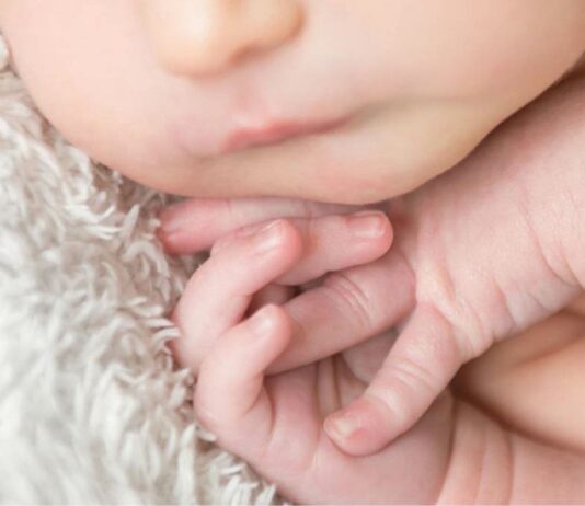 Viele Babys haben nachts kalte Hände - kein Grund zur Sorge. Foto: Bigstock