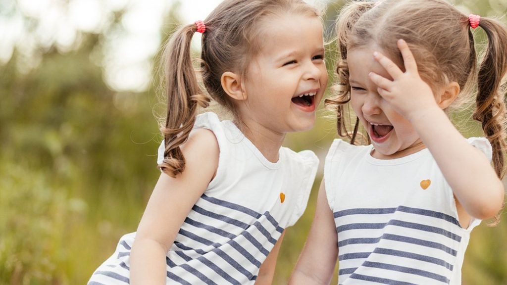 Zwillingsnamen für Mädchen: Tipps & unsere 14 Favoriten 💕