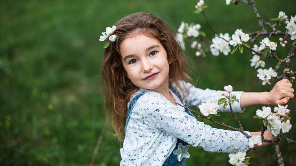 Девочка 5 дней. Весенняя фотосессия для детей. Фотосессия Весна. Девочка в саду. Весенняя фотосессия в детском саду.