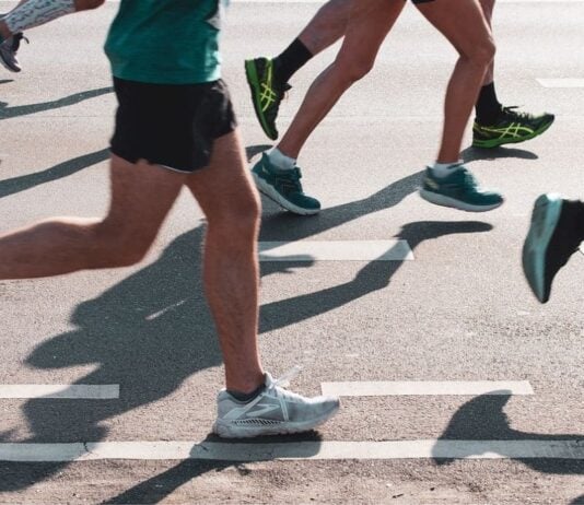 Eltern stehen im Shitstorm, weil sie ihren sechsjährigen Sohn zu einem 42-Kilometer-Marathon mitnahmen.