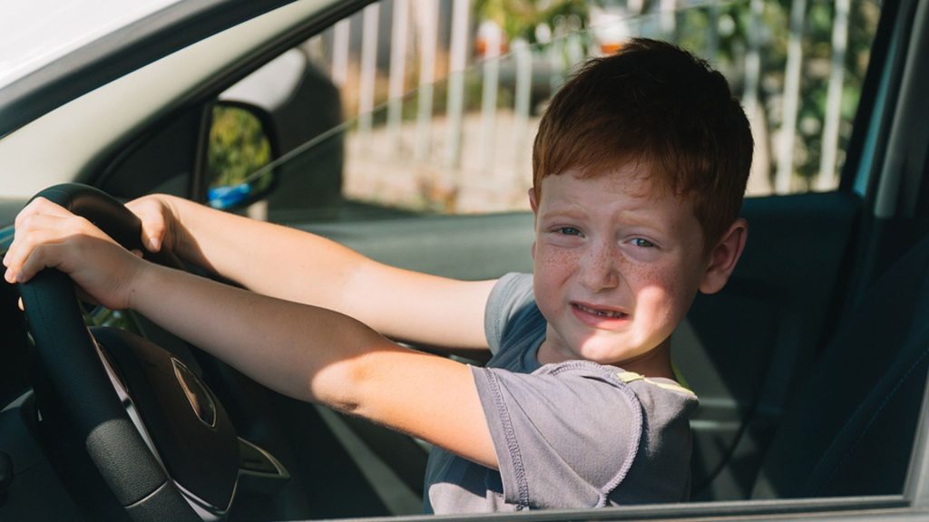Gefahren von Kindern, die in einem heißen Auto zurückgelassen werden ·  Personenschaden