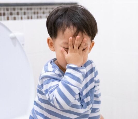 Ein kleiner Junge nutzt im Baumarkt versehentlich die ausgestellte Toilette als echtes Klo.