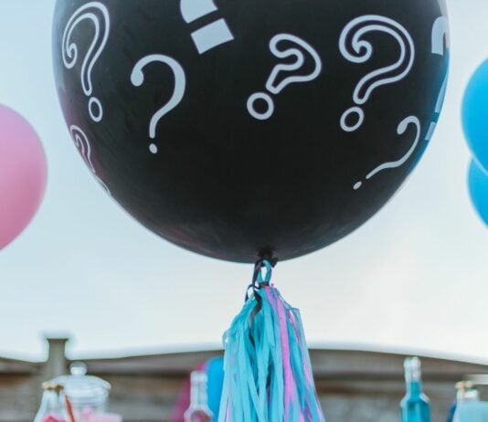 Ellas Familie feiert mit einer Gender-Reveal-Party ihren neuen Lebensabschnitt.