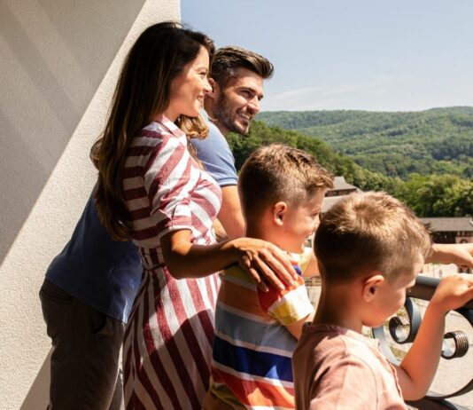 Die Eltern Edith Lemay und Sebastien Pelletier machen mit ihren vier Kindern eine Weltreise, da sie erfuhren, dass drei ihrer vier Kinder erblinden werden.