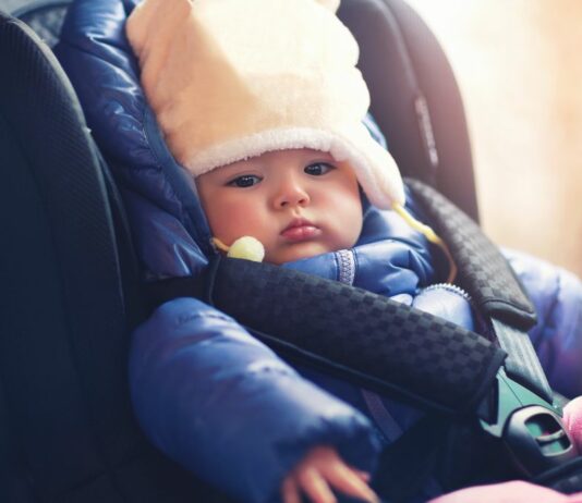 Warnung!: Die Kindersitzgurte halten auf den glatten Oberflächen von Winterjacken nicht sicher genug – Lebensgefahr!