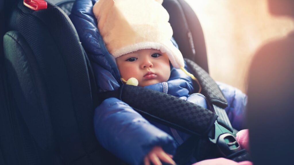 Lebensgefahr! Warum dein Kind im Auto nie eine Winterjacke tragen sollte