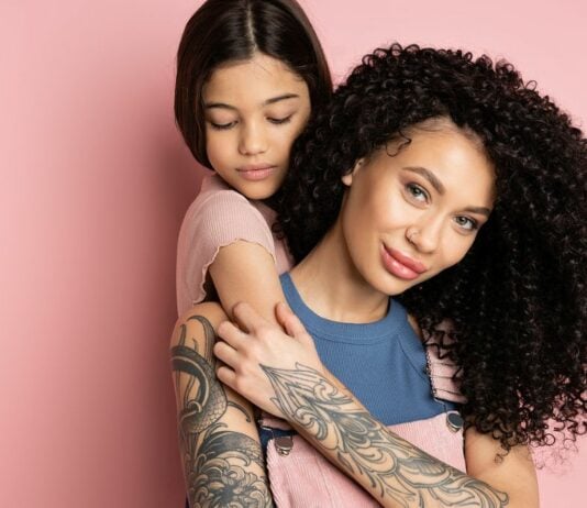 Liebesbeweis: Es gibt so schöne Kindernamen Tattoo Vorlagen. Foto: Bigstock