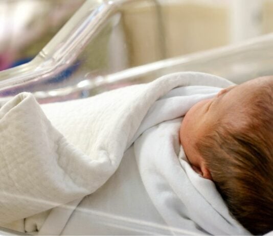 Ein Baby, das von seinen Eltern in der Klinik zurückgelassen wurde, hat heute ein neues Leben gefunden.