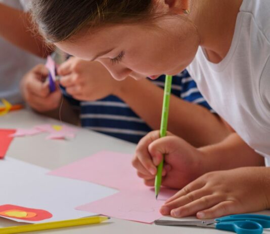 Kinder treffen selbstständig Entscheidungen bei alltäglichen Aufgaben.