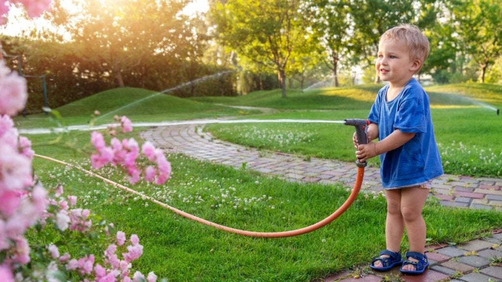 Eine Mama warnt: „Ich habe mein Baby mit Wasser aus dem Gartenschlauch verbrüht!“