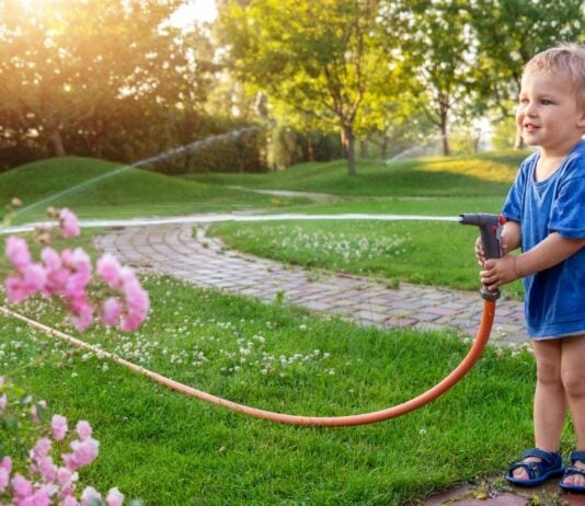 Mama Dominique Woodger hat ihr Baby mit dem Gartenschlauch verbrüht – Warnung: Schlauch vor prallen Sonne fern halten.