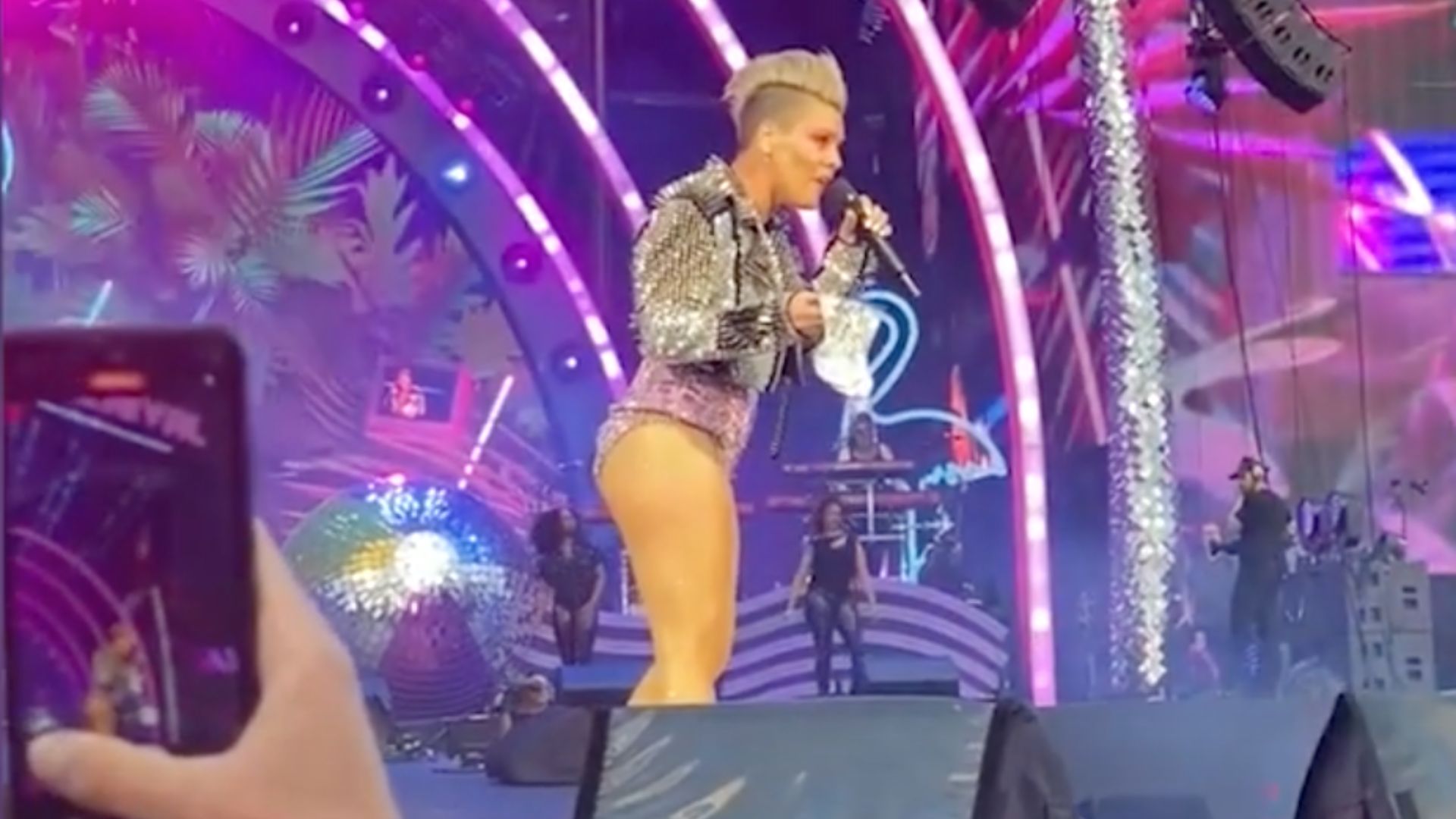 Fan Throws Bag Of Ashes On Stage At Pink Concert A Disturbing Gesture 