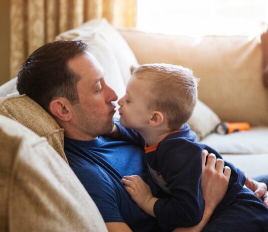 Wenn es darum geht, dass wir als Mama oder Papa unsere Kinder auf den Mund küssen, spalten sich immer wieder die Meinungen. – Wie kann Liebe 