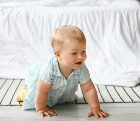 Das kleine neugeborene Mädchen fängt nach drei Tagen im Krankenhausbettchen an zu krabbeln. – Ist das zu glauben?