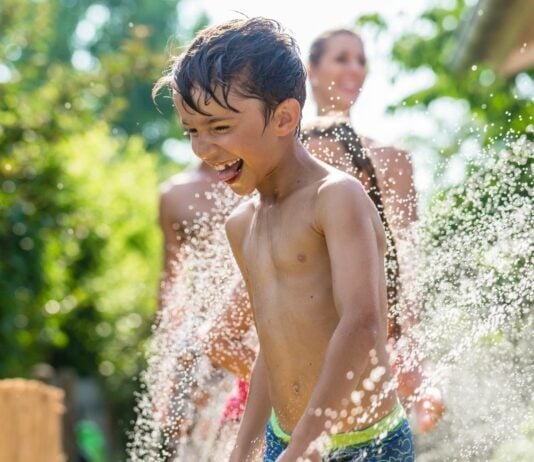 Die 8-jährige Leah spielte nichts ahnend auf einer Pool-Party mit wiederverwendbaren Wasserbomben – sie landete mit höllischen Schmerzen im Krankenhaus.