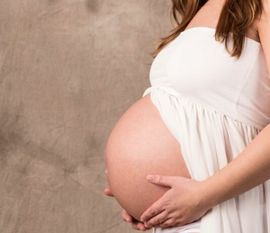 Mama Renaes ist mit ihrem fünften Baby schwanger, welches noch dazu ein Regenbogenkind ist – ihr riesiger Bauch erhascht viel Aufsehen.