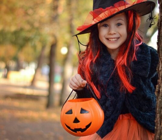 Eltern werden online beleidigt, nachdem sie stolz ihre jährliche Halloween-Tradition teilen.