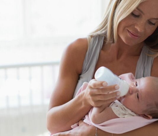 Eine Mutter teilt ihre Erfahrungen und die emotionalen Auswirkungen, die es auf sie hatte, ihr Baby nicht zu stillen.