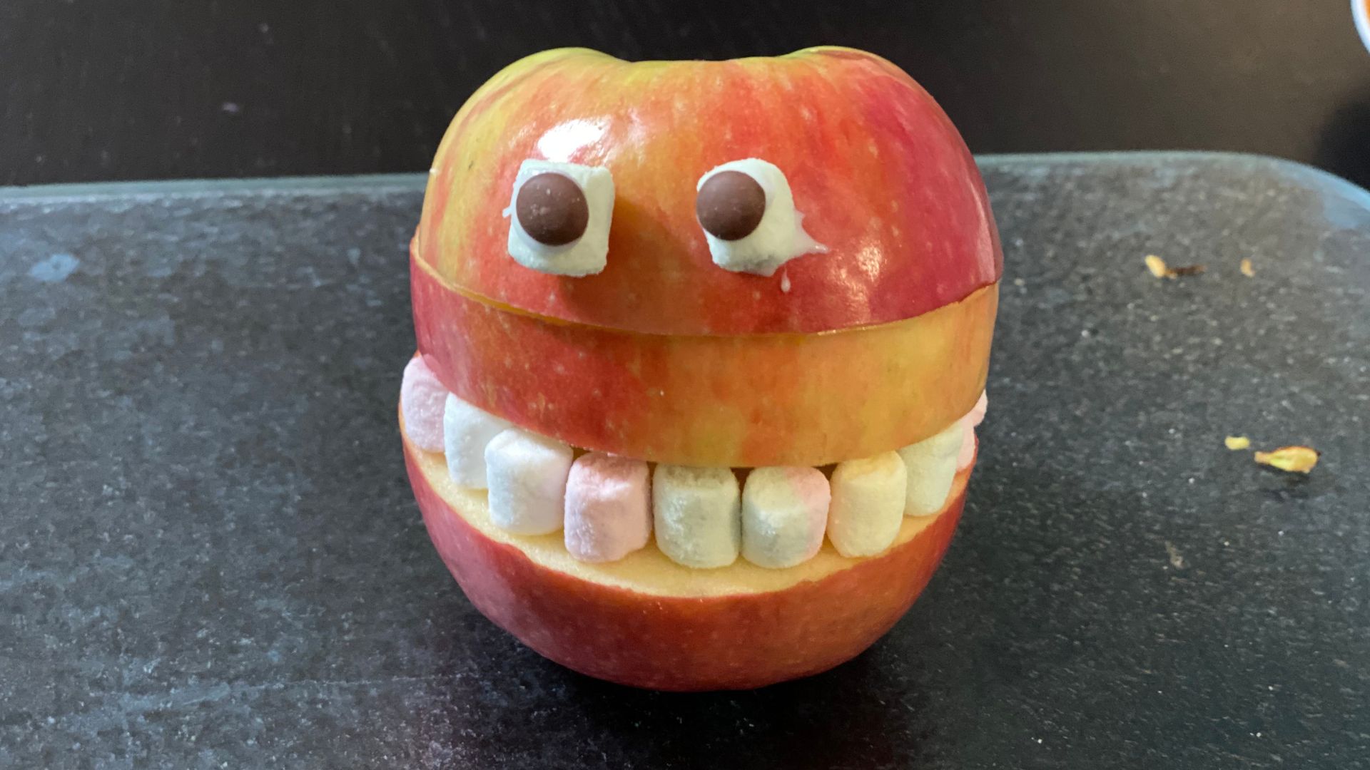 Halloween Apfel Monster: einfaches Rezept &amp; schnell gemacht