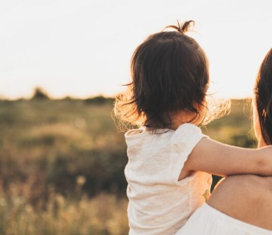 Eine Mutter verteidigt den ausgefallenen Namen ihrer Tochter und lässt sich von negativer Kritik nicht beirren.