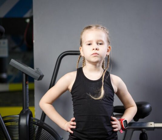 Eine siebenjährige Mädchen trainiert täglich intensiv im Fitnessstudio, was zu kontroversen Diskussionen über Kinderfitness führt.