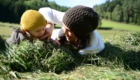 Mama und Baby liegen auf einer Wiese