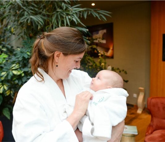 Mama und Baby sind im Wald-Spa des Ulrichshof