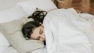 Ausreichender und guter Schlaf kann sich positiv auf Immunsystem, Stoffwechsel sowie Hormonsystem auswirken.