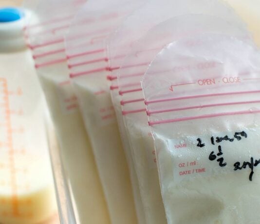 Muttermilch lässt sich am besten in speziellen Muttermilchbeuteln einfrieren.