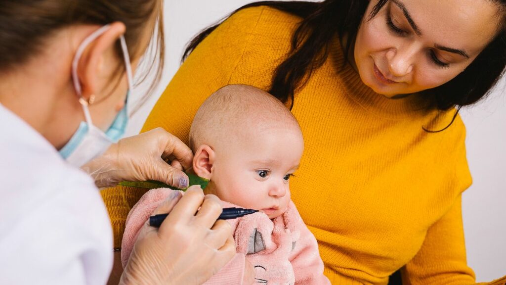 Ohrringe für Babys & Kleinkinder: Körperverletzung oder harmlos?