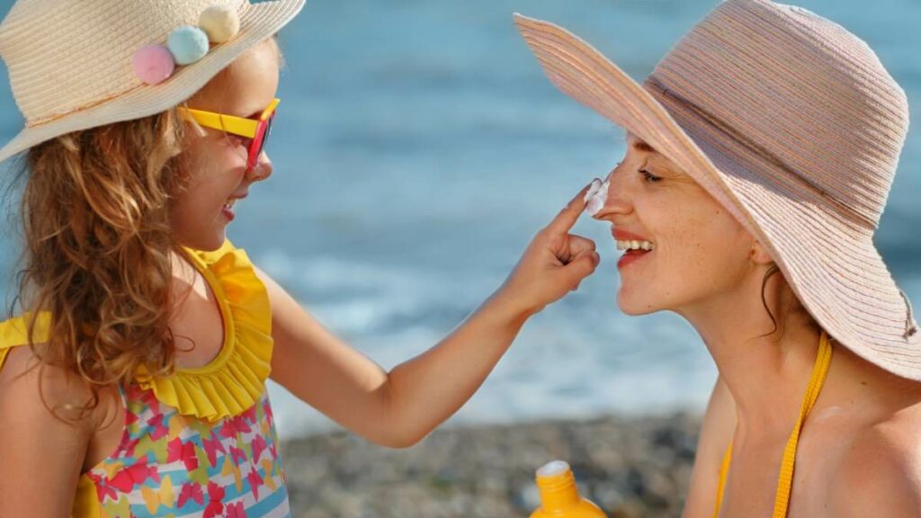„Mein Kind hasst Sonnencreme“ – Mit diesen Tipps klappt’s trotzdem