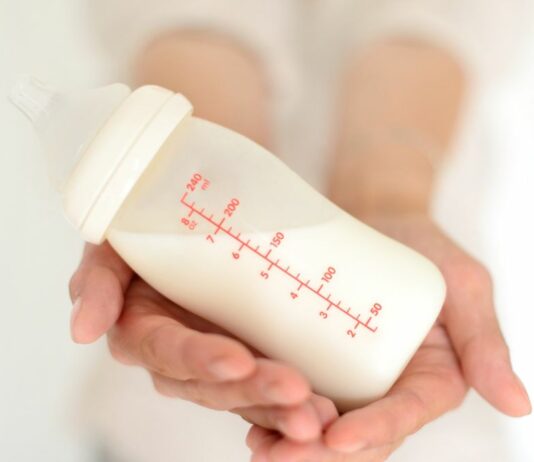 Wie lange Muttermilch haltbar ist, hängt davon ab, wie und bei welcher Temperatur du sie aufbewahrst.