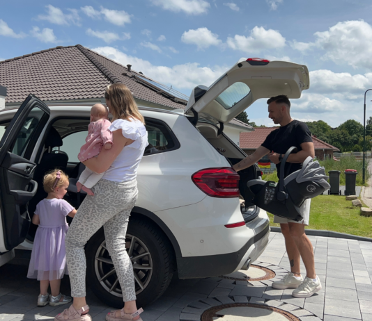 Familie steigt ins Auto ein