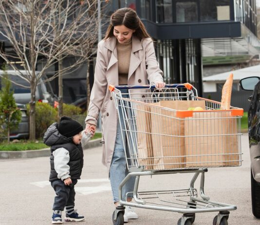 Einkaufen mit Kind läuft nicht immer so entspannt, wie es auf dem Bild den Anschein hat.