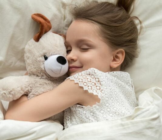Unsere Schlafexpertin verrät dir die besten Tipps für eine gesunde Schlafroutine für Kinder.