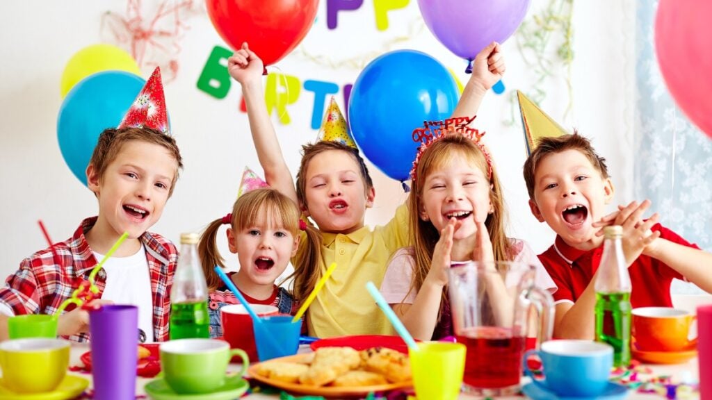18 Kindergeburtstags-Spiele für drinnen – So gelingt die Party