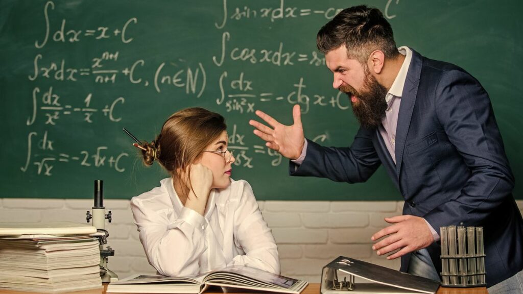 „Blöde Kuh!” Vater beleidigt Lehrerin – und muss jetzt dafür blechen