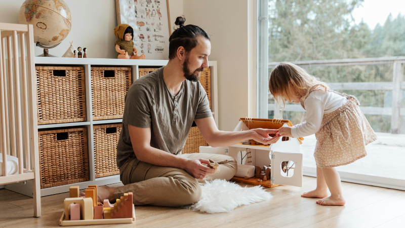 Papa spielt mit Tochter im kinderzimmer